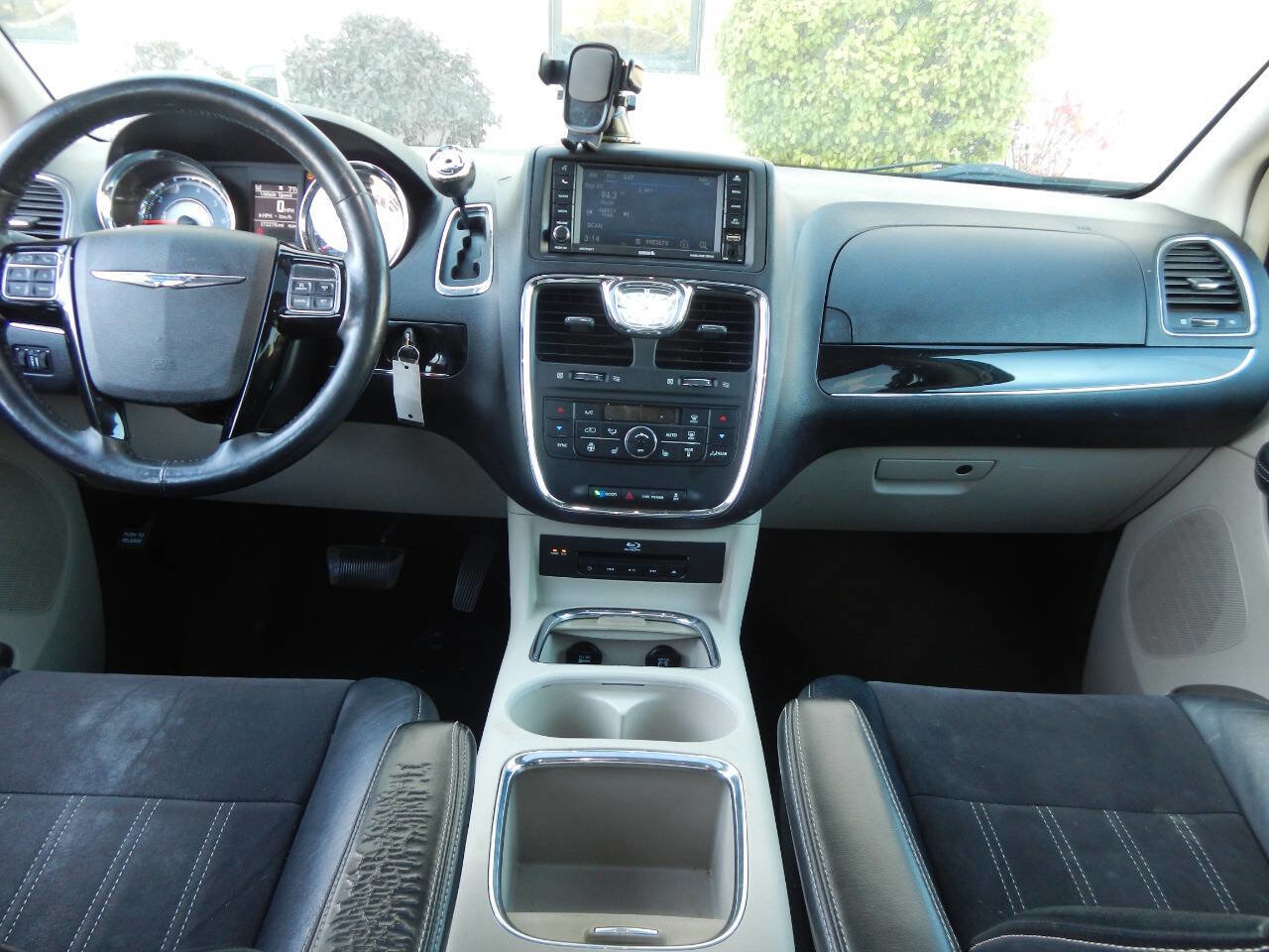 Used 2014 Chrysler Town & Country Touring-L image 2
