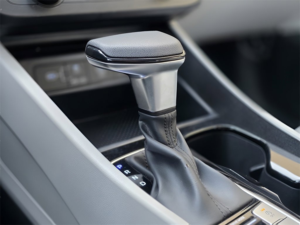 Used 2025 Hyundai Tucson SE image 34