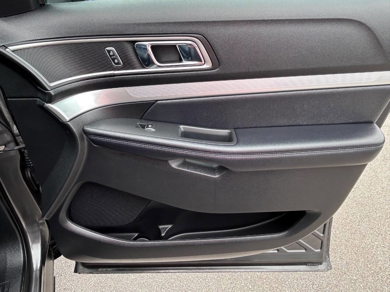 Used 2017 Ford Explorer XLT w/ Equipment Group 202A AWD/4WD image 24