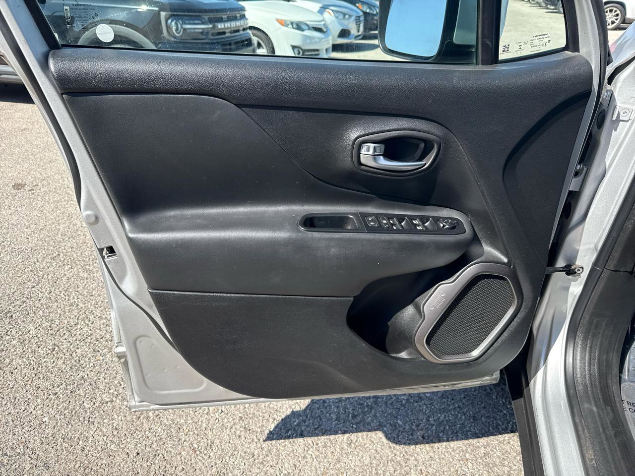 Used 2018 Jeep Renegade Limited w/ UConnect 8.4 Nav Group AWD/4WD image 11