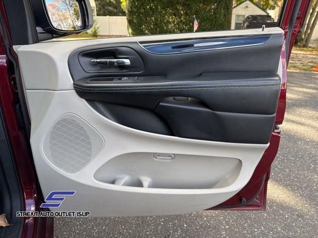 Used 2019 Dodge Grand Caravan SXT image 17