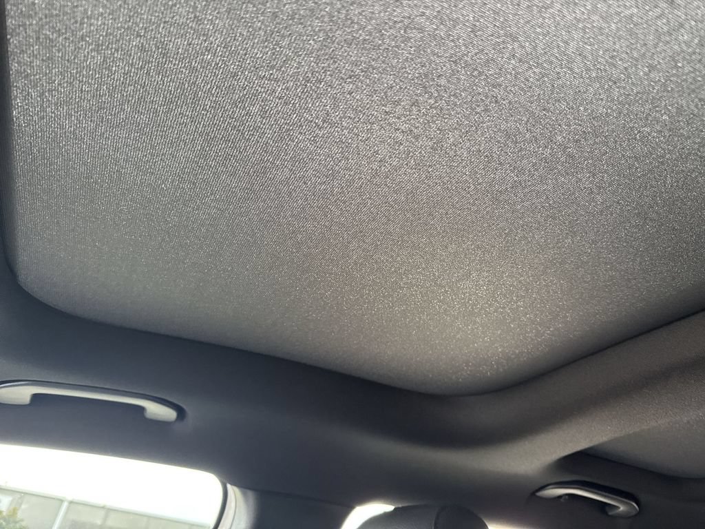 Used 2023 Mercedes-Benz GLB 250 w/ Premium Package image 20