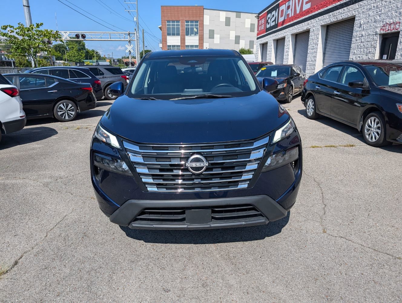 Used 2024 Nissan Rogue SV image 3