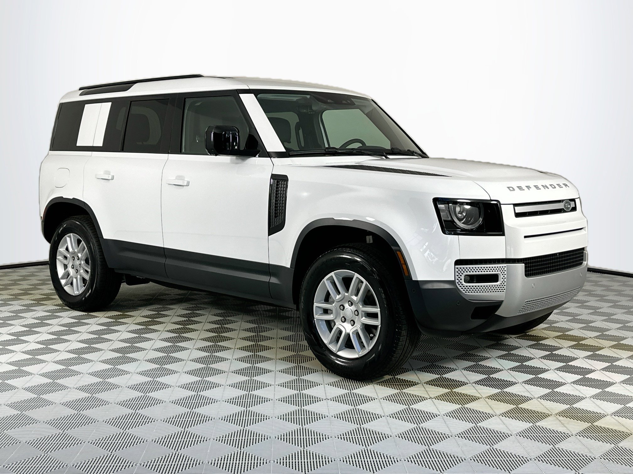 Used 2025 Land Rover Defender 110 S image 3