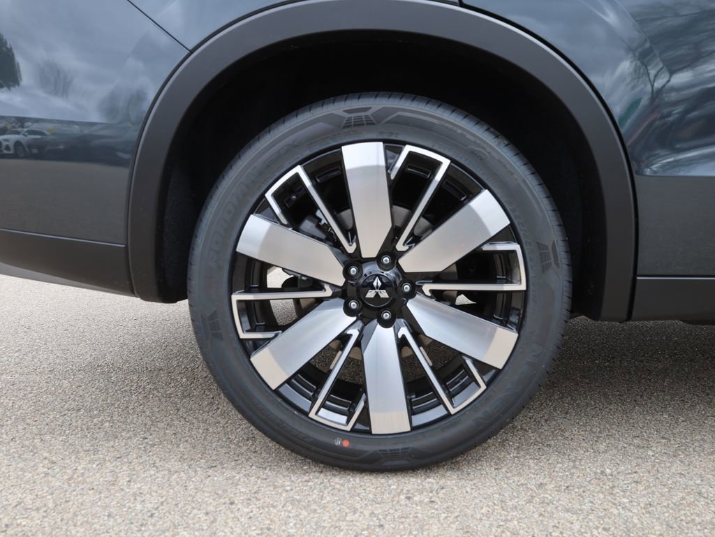 New 2025 Mitsubishi Outlander SE image 12