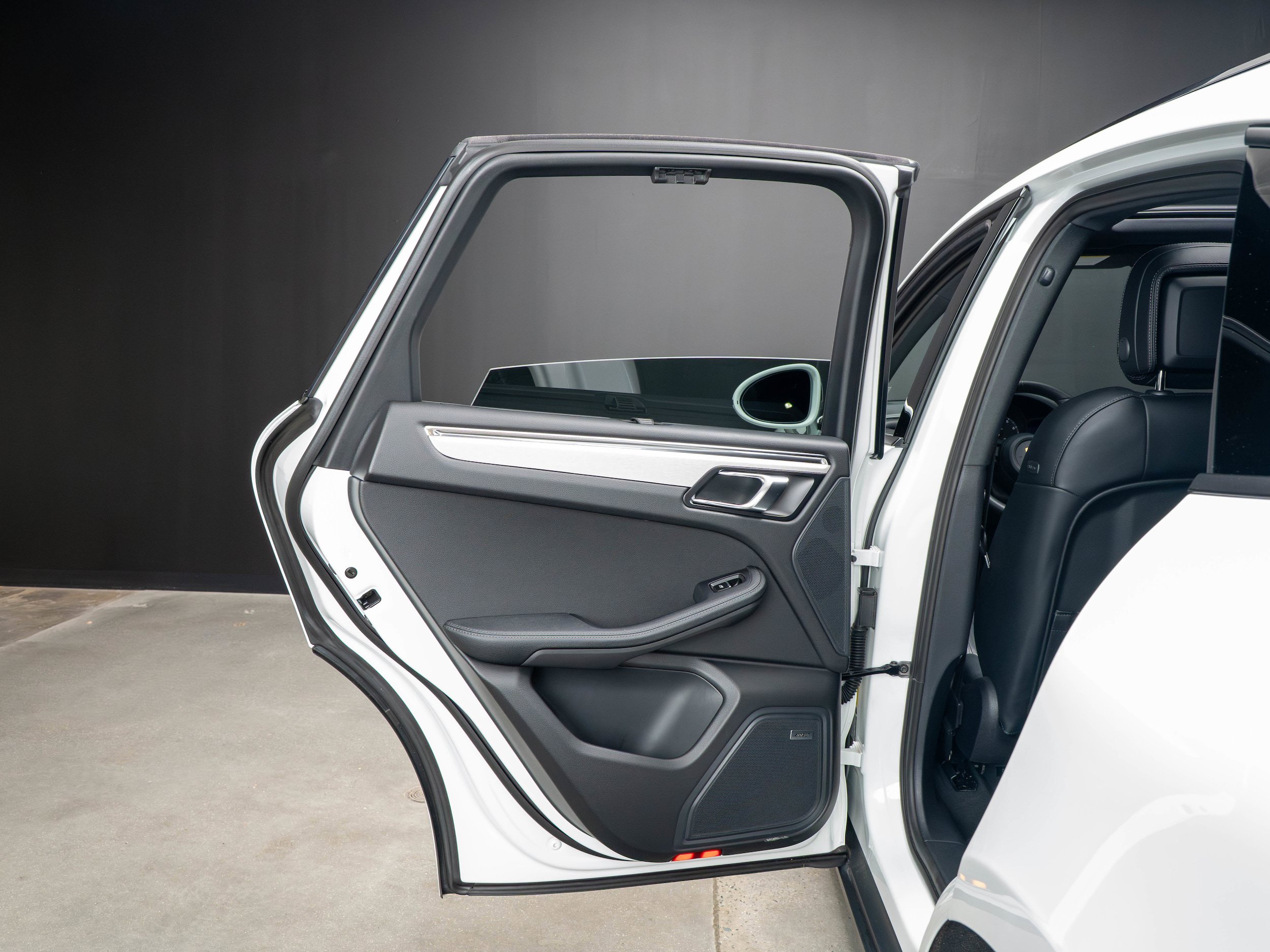 Certified 2026 Porsche Macan AWD/4WD image 35