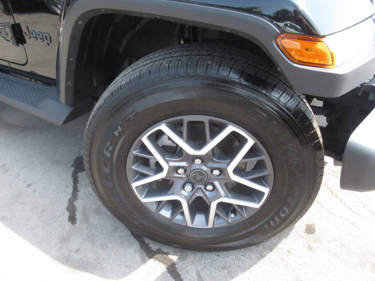 Used 2025 Jeep Wrangler Unlimited Sahara w/ Dual Top Group AWD/4WD image 4