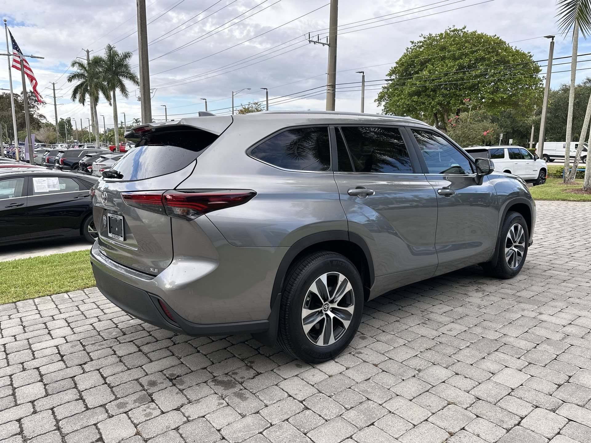 Used 2025 Toyota Highlander XLE FWD image 8