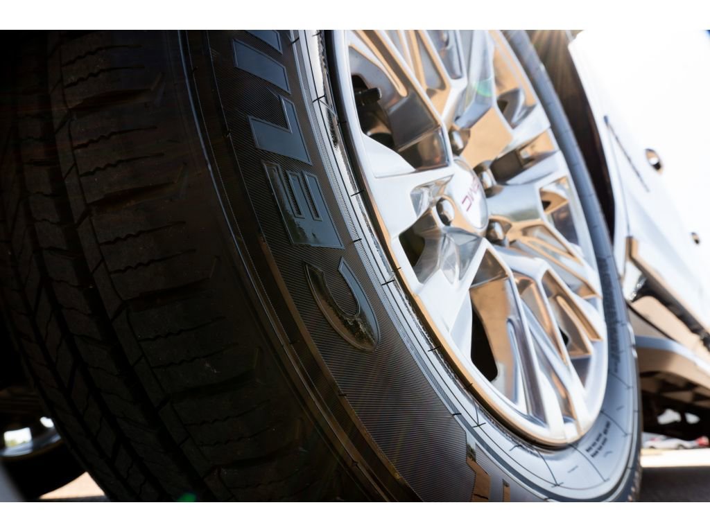 Used 2024 GMC Yukon XL Denali AWD/4WD image 9