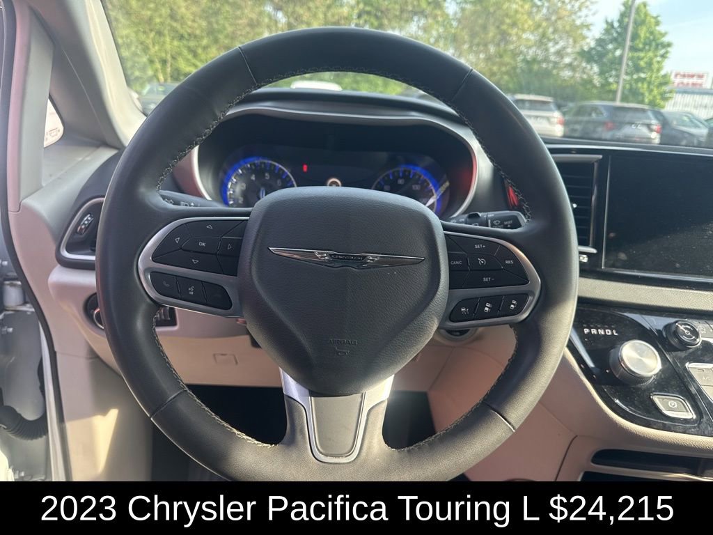 Used 2023 Chrysler Pacifica Touring-L FWD image 10