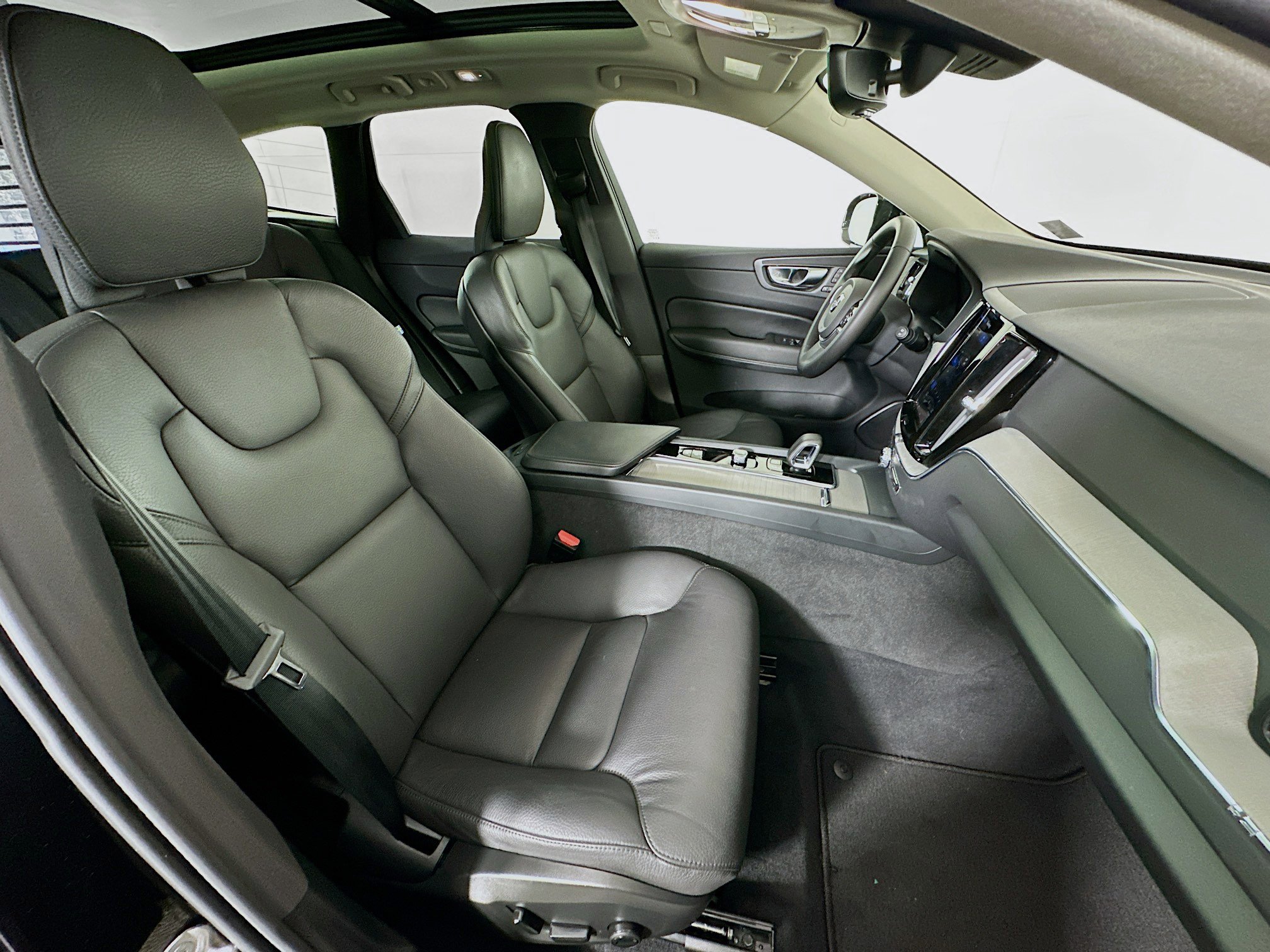 Used 2025 Volvo XC60 B5 Plus w/ Climate Package image 30