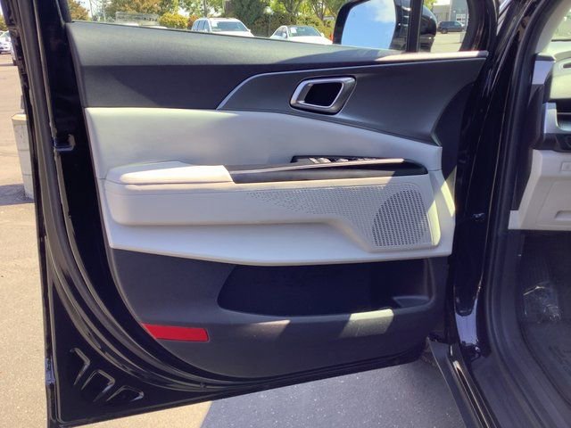 Used 2022 Kia Carnival LX image 9