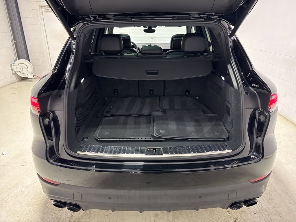 Used 2023 Porsche Cayenne w/ Premium Package AWD/4WD image 32
