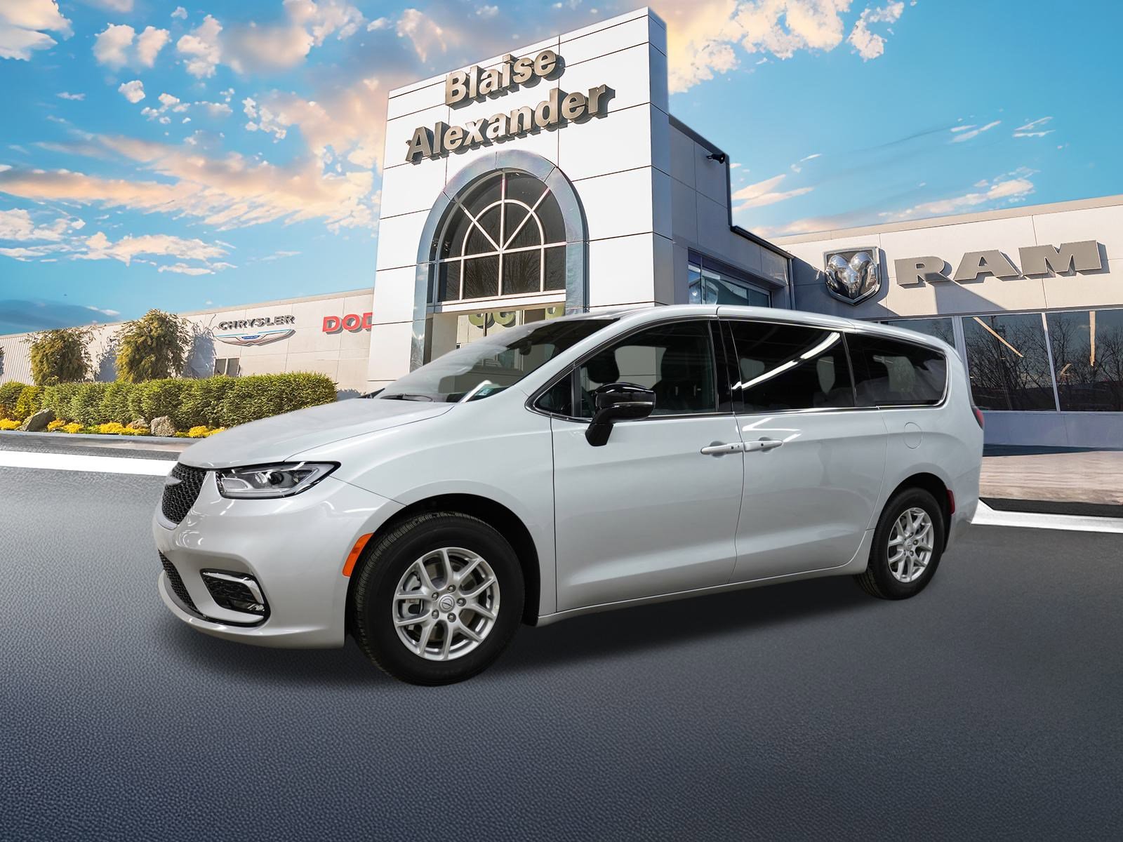 Used 2026 Chrysler Pacifica Select image 11