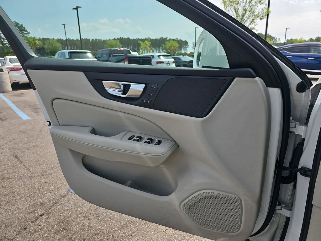 Used 2025 Volvo V60 B5 Cross Country Plus AWD/4WD image 32