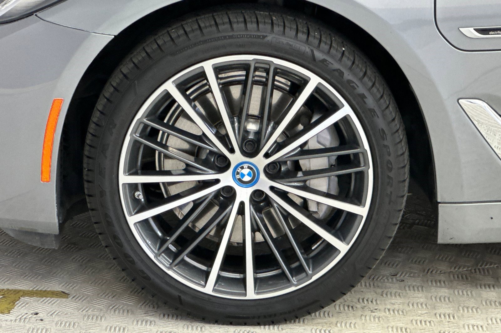 Used 2023 BMW 530e w/ Executive Package RWD image 11