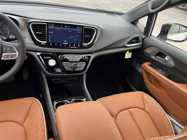 New 2026 Chrysler Pacifica Pinnacle w/ Trailer Tow Group FWD image 15