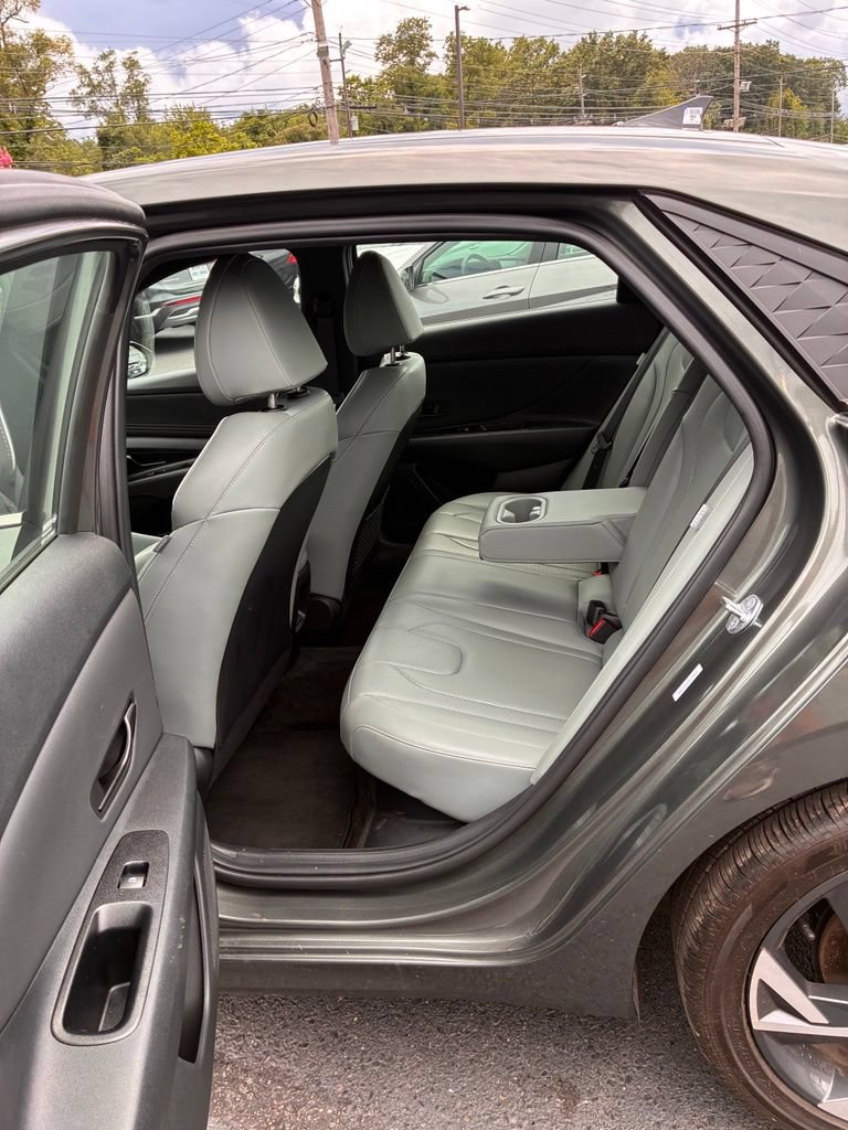 Used 2025 Hyundai Elantra Limited FWD image 21