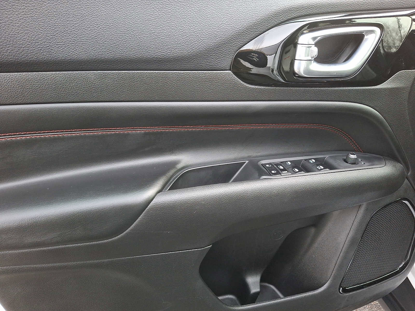 Used 2024 Jeep Compass Trailhawk image 8