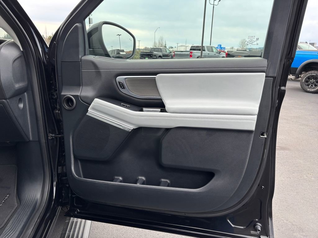 Used 2025 Ford Expedition Platinum image 26