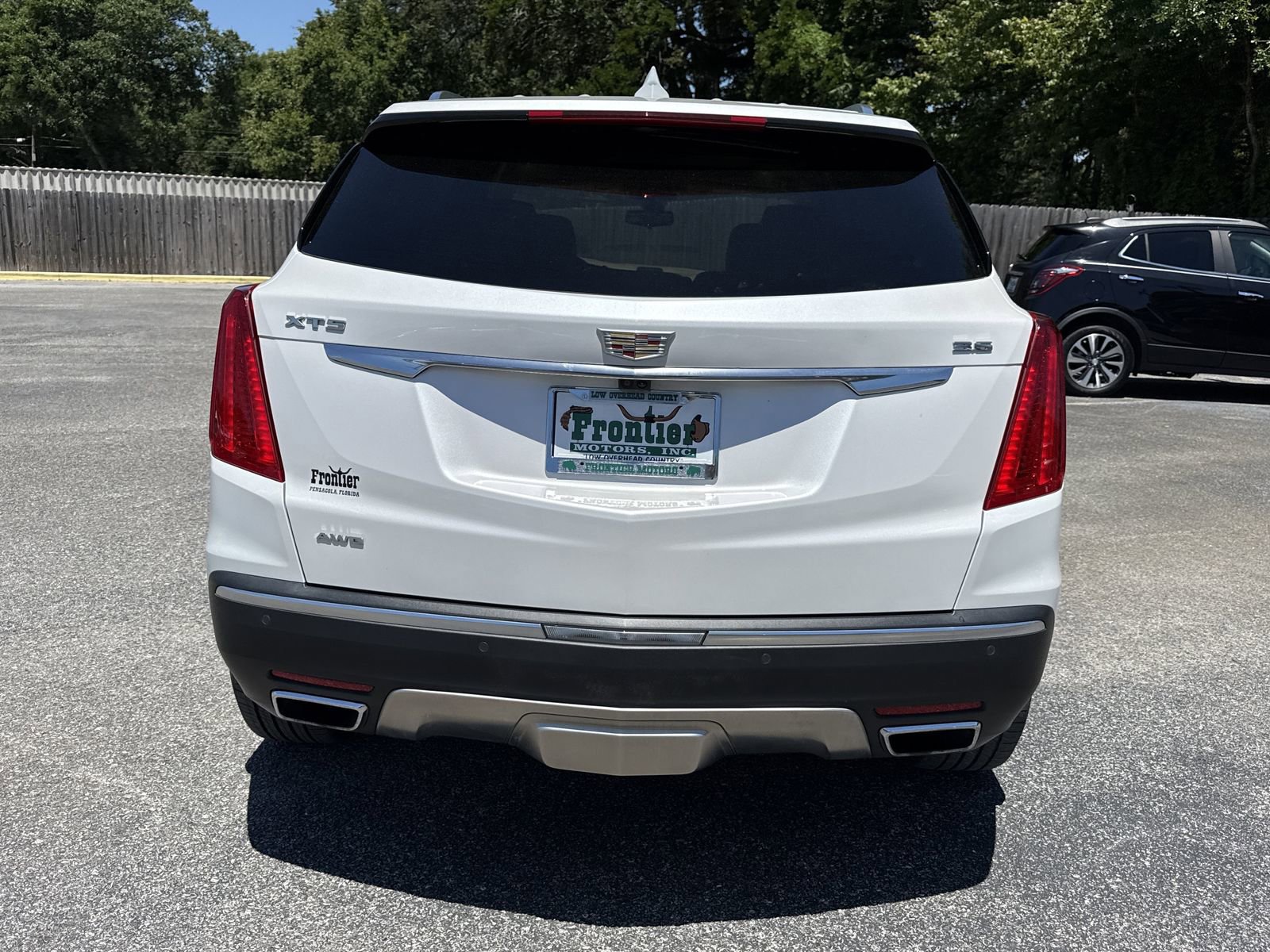 Used 2017 Cadillac XT5 Platinum w/ Driver Assist Package AWD/4WD image 4