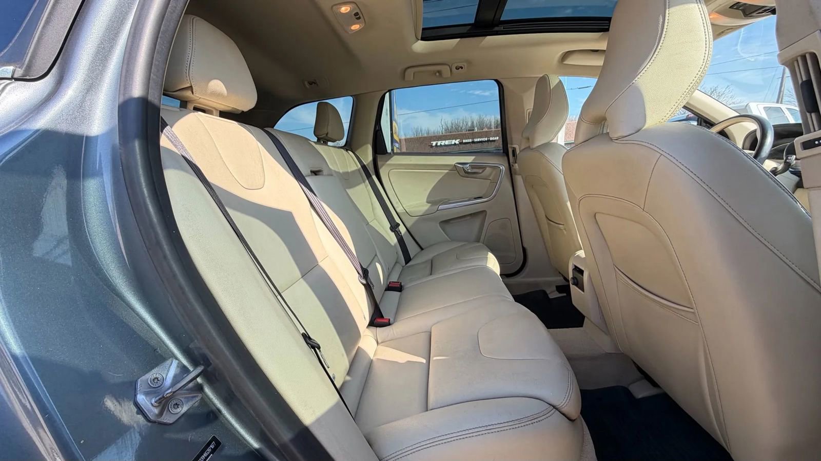 Used 2016 Volvo XC60 T5 Platinum image 15