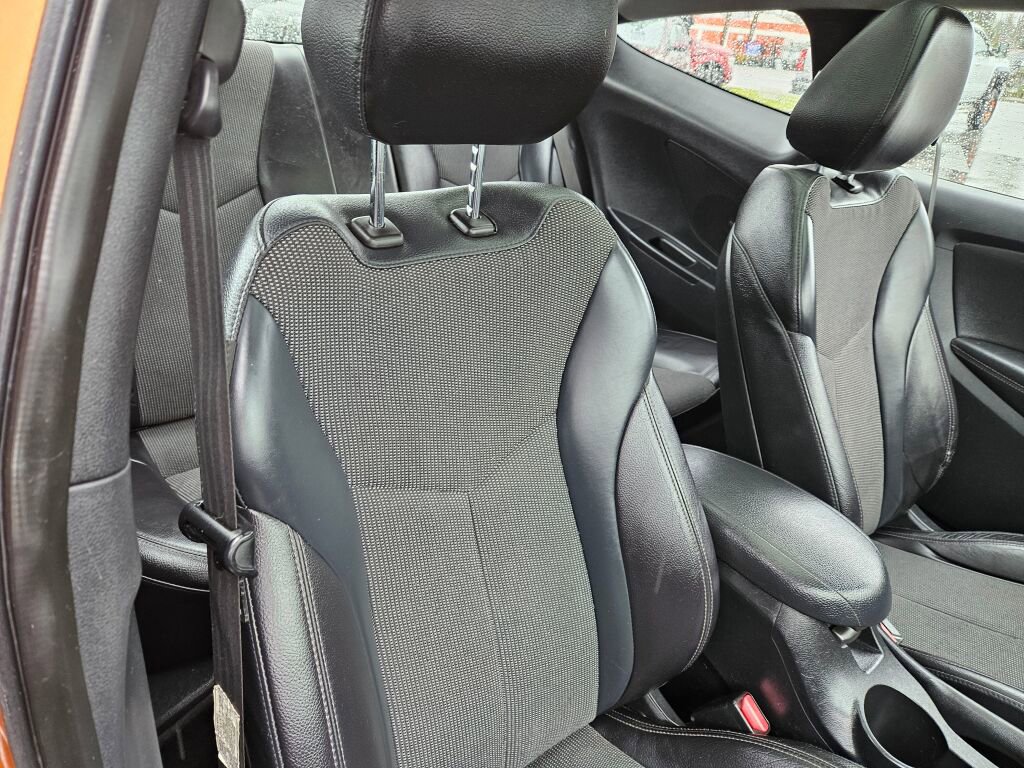 Used 2012 Hyundai Veloster w/ Style Pkg image 9