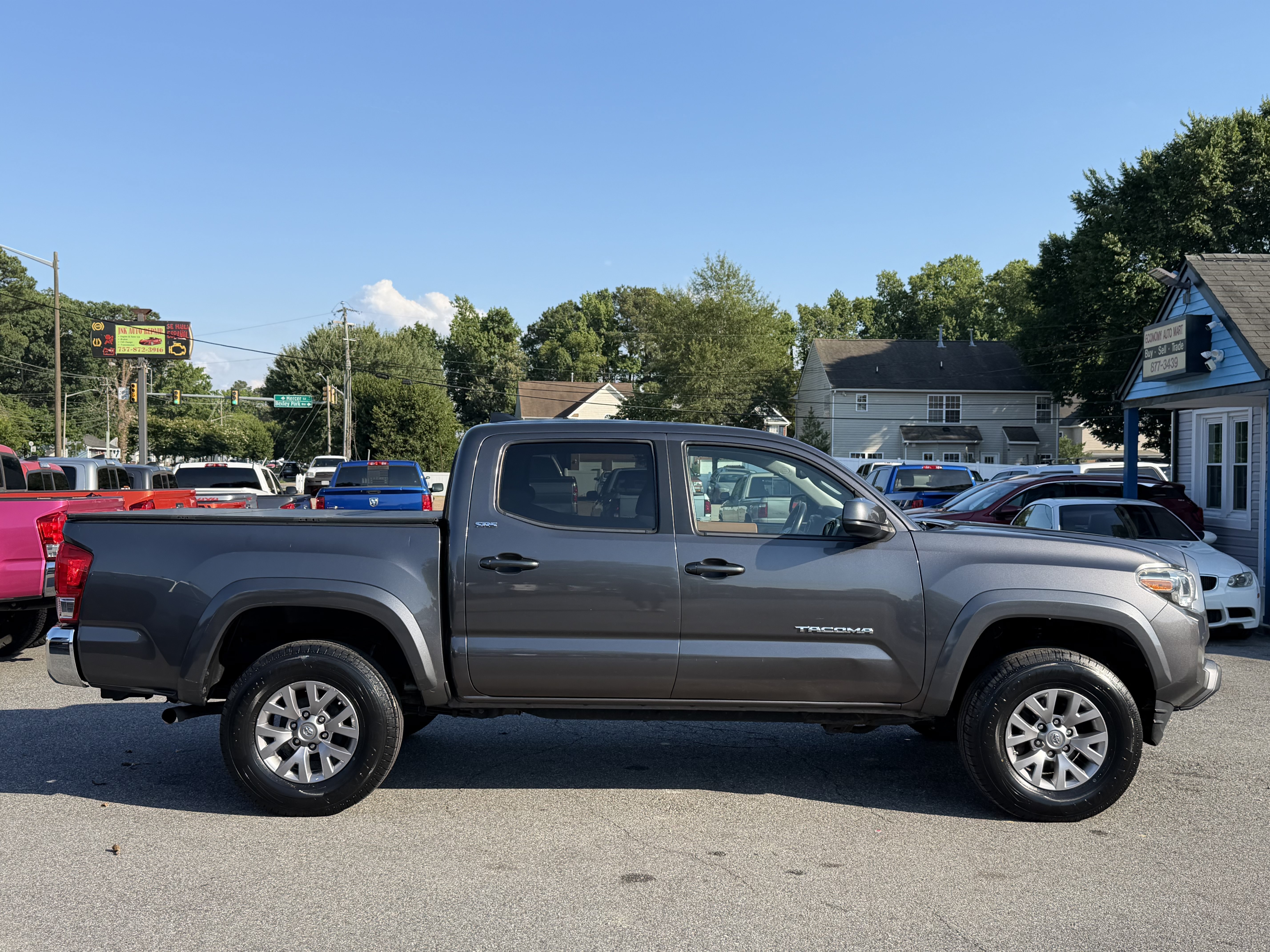 Used 2017 Toyota Tacoma SR5 AWD/4WD image 6