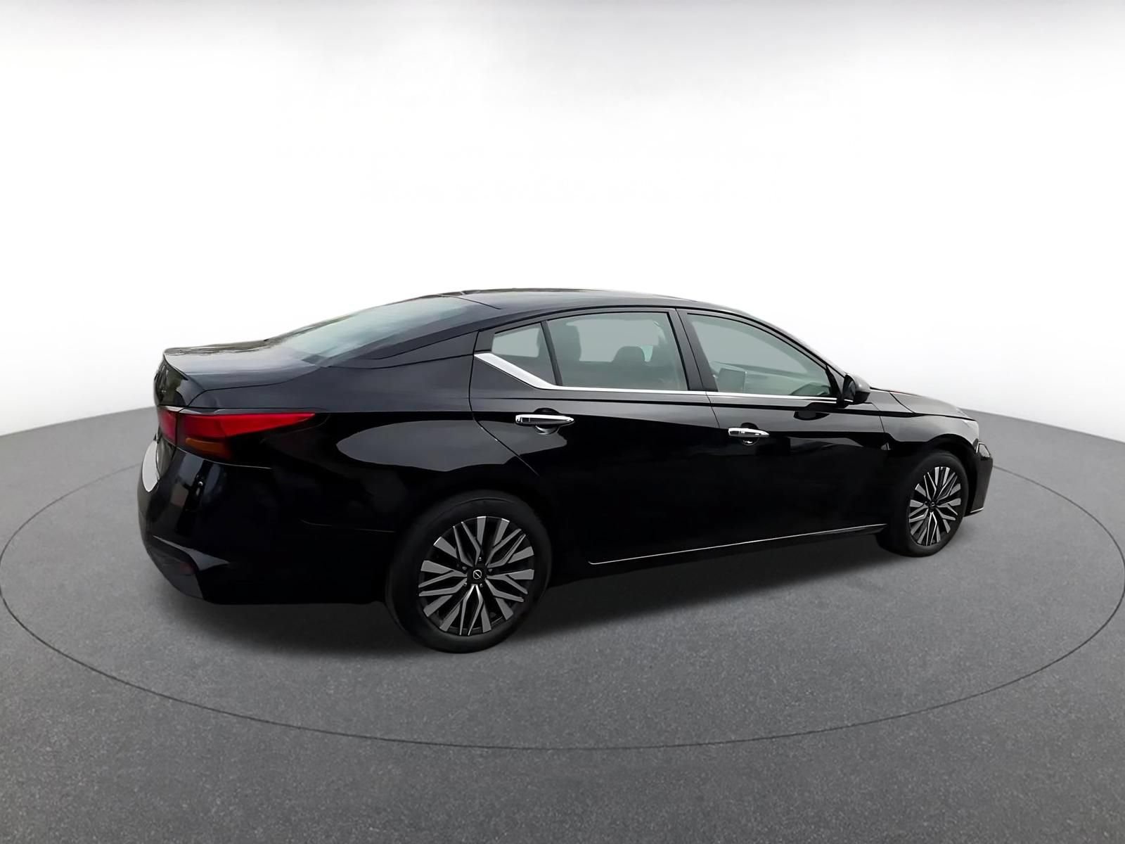 Used 2025 Nissan Altima 2.5 SV FWD image 15