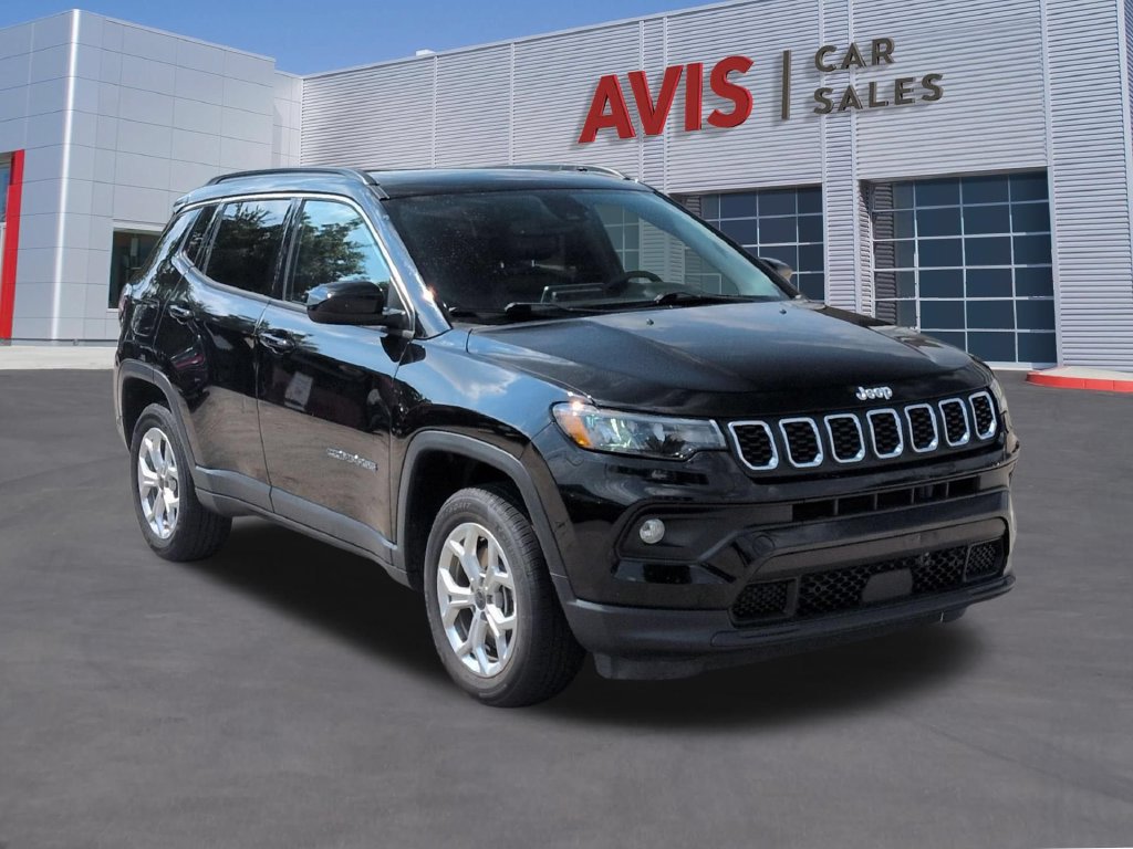 Used 2025 Jeep Compass Latitude w/ Sun & Sound Group AWD/4WD image 3