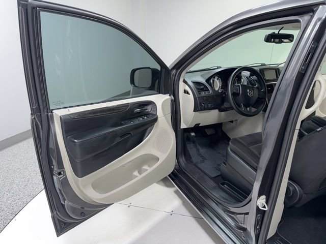 Used 2018 Dodge Grand Caravan SE w/ UConnect Hands-Free Group image 9