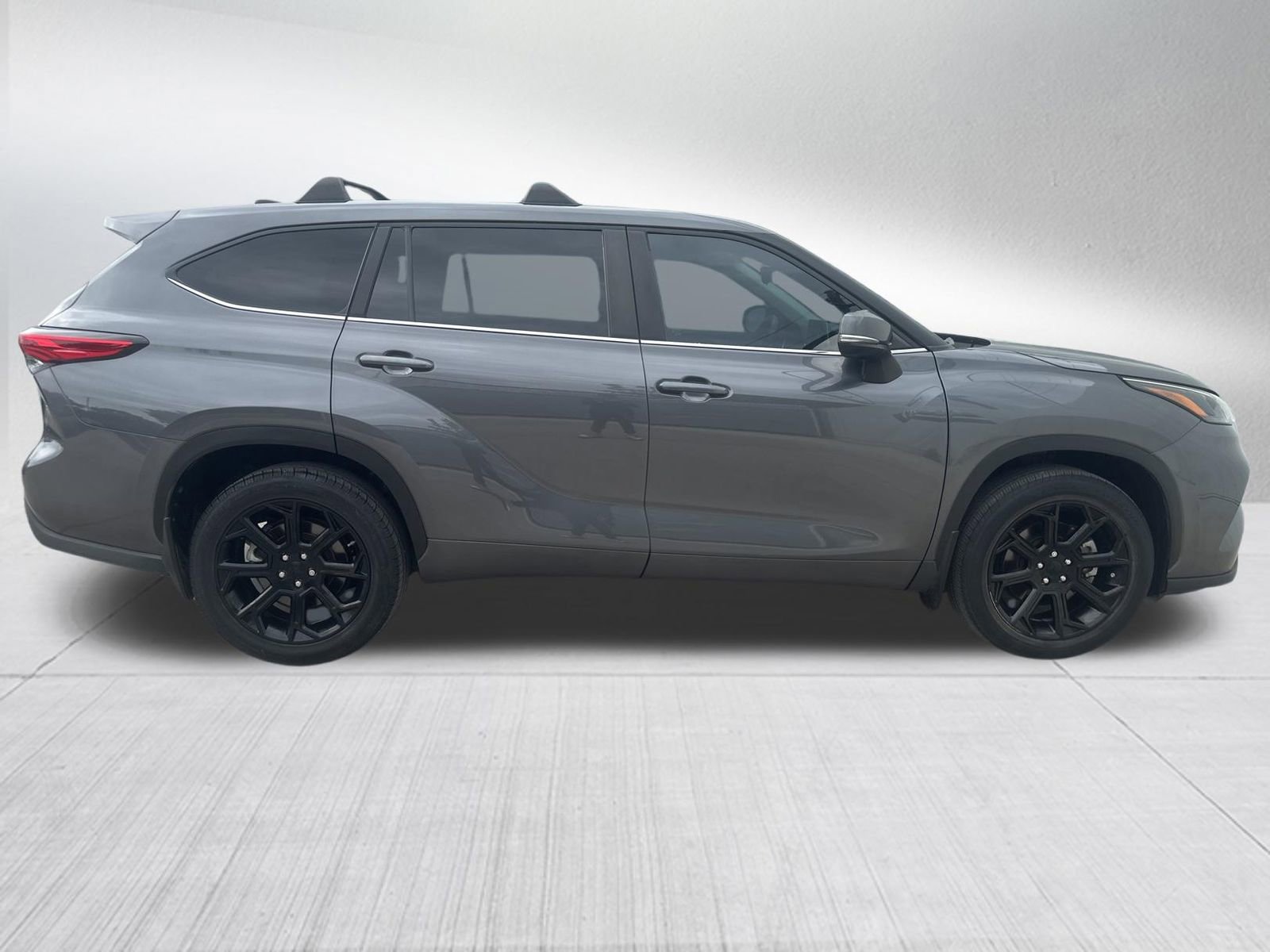 Used 2023 Toyota Highlander LE image 5