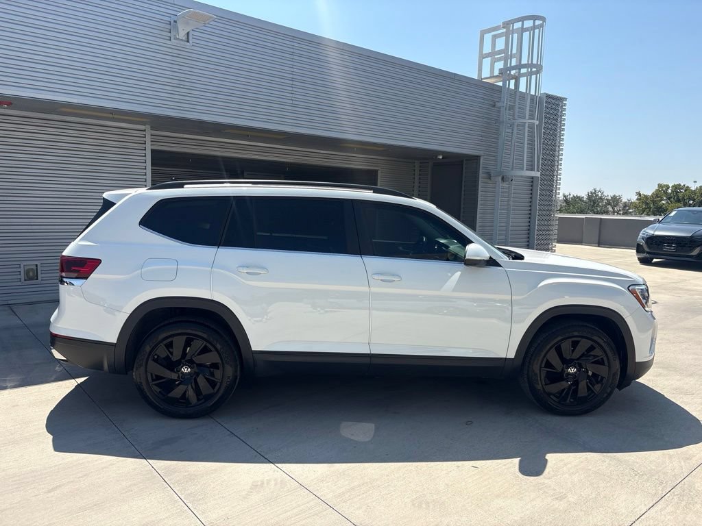 Used 2025 Volkswagen Atlas SE w/ Panoramic Sunroof Package FWD image 4