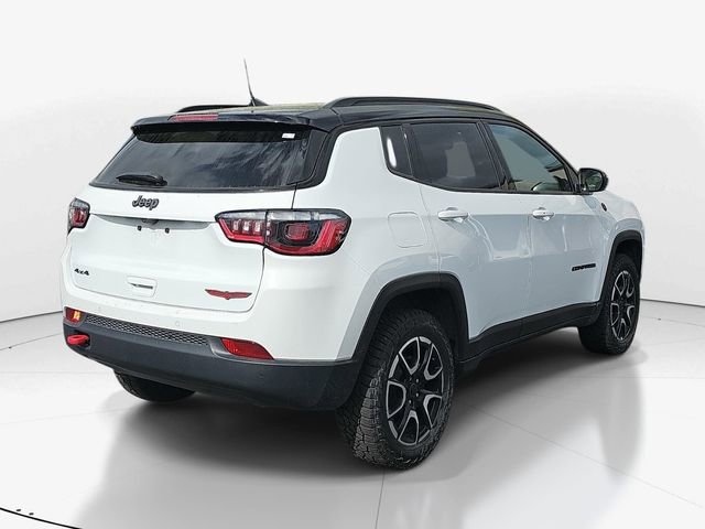 Used 2025 Jeep Compass Trailhawk video 3
