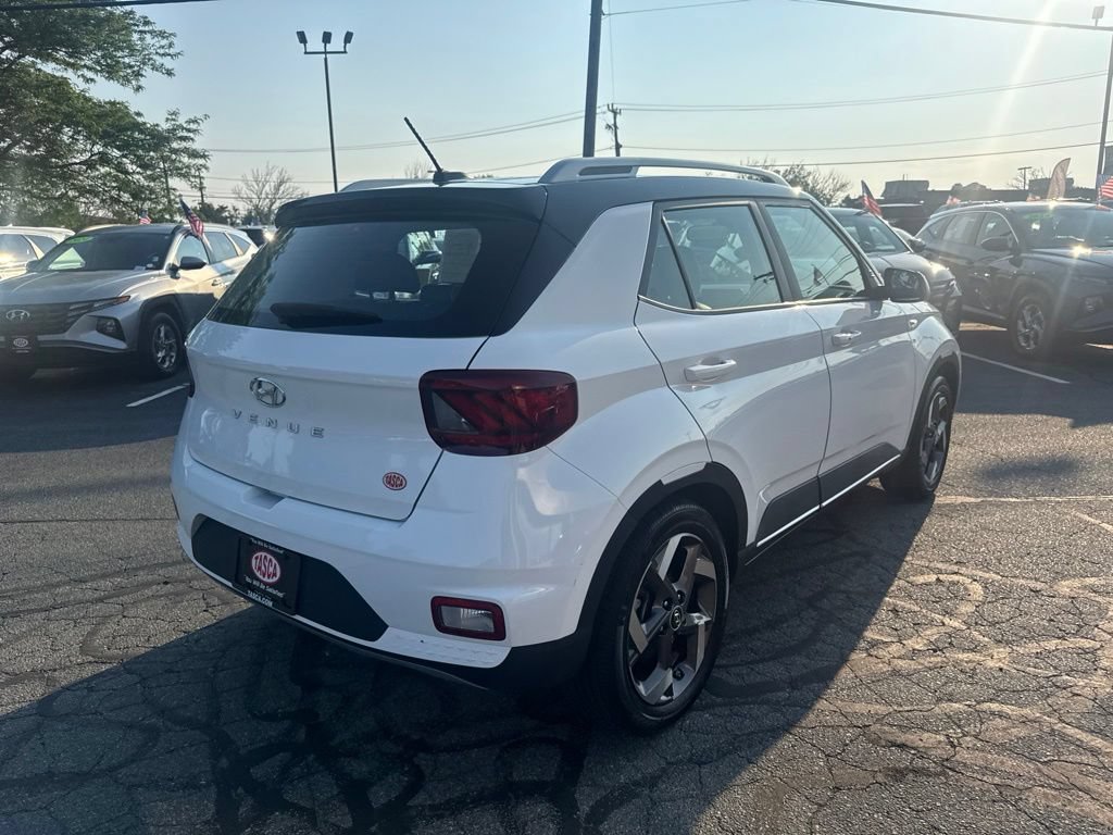 Used 2024 Hyundai Venue Limited FWD image 5