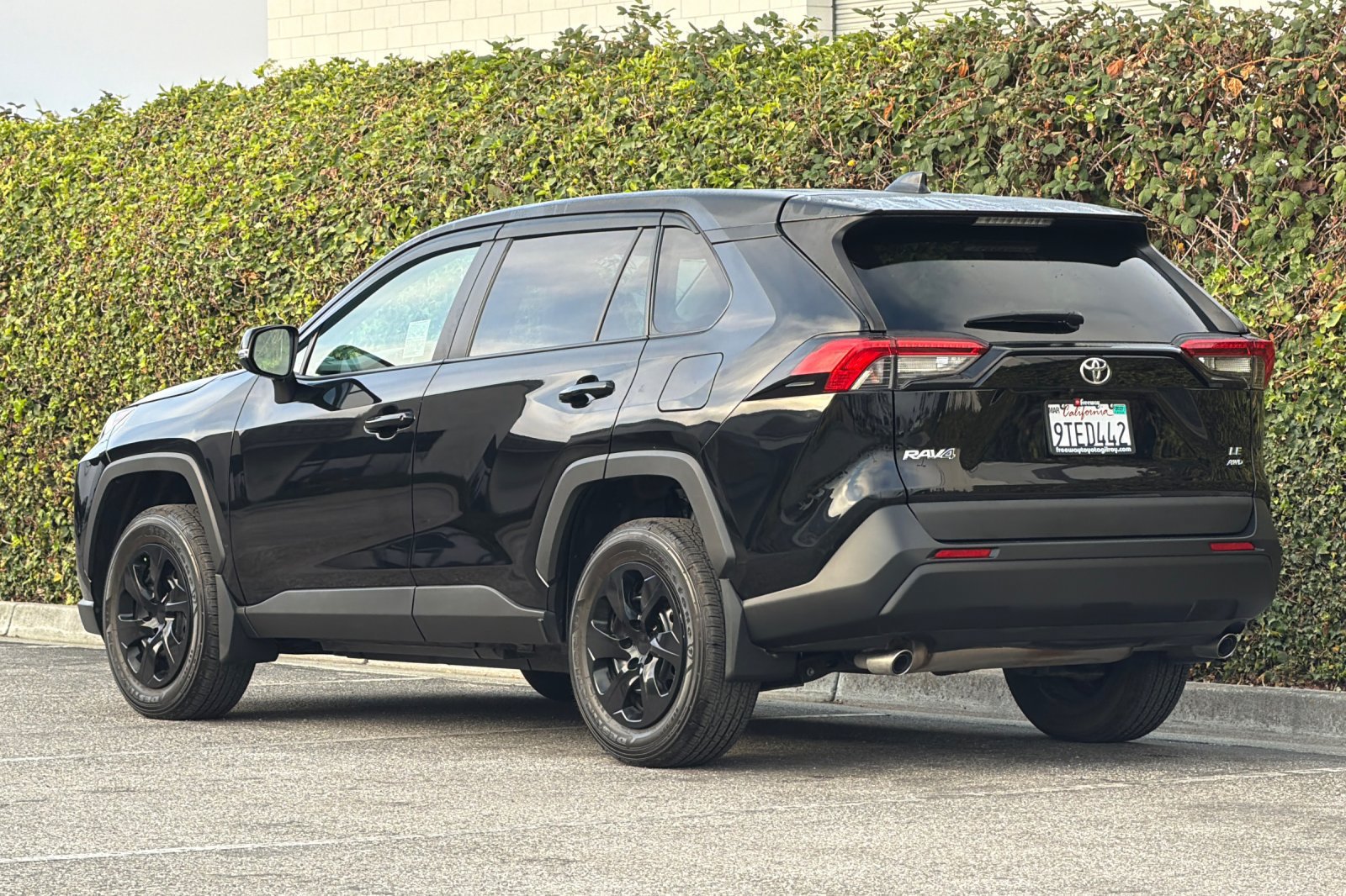 Used 2025 Toyota RAV4 LE AWD/4WD image 6