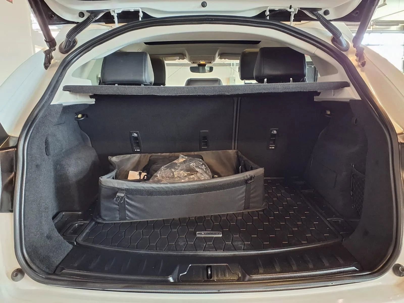 Used 2020 Jaguar E-PACE SE image 5