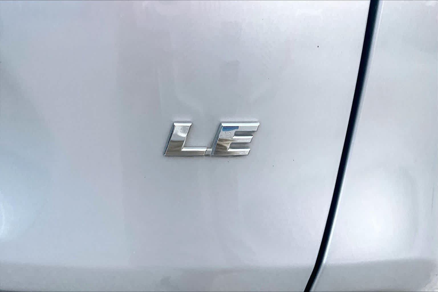 Used 2019 Toyota RAV4 LE FWD image 9