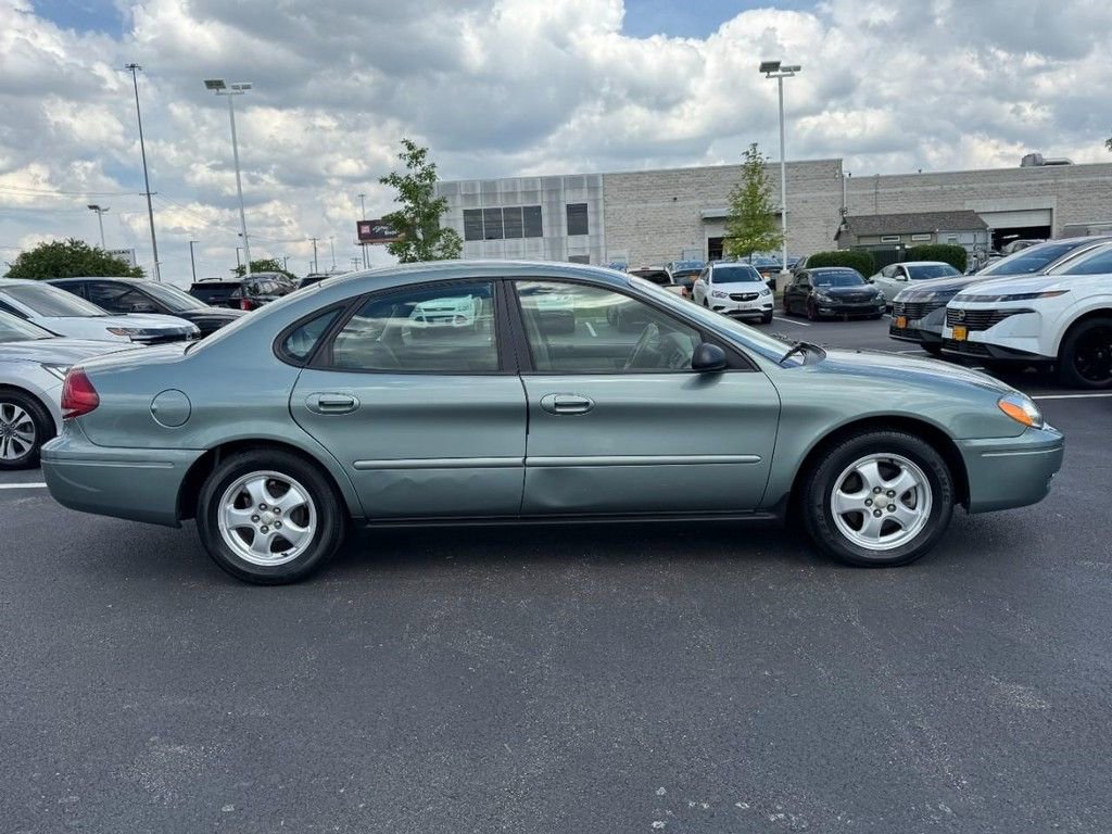 Used 2007 Ford Taurus SE FWD image 2