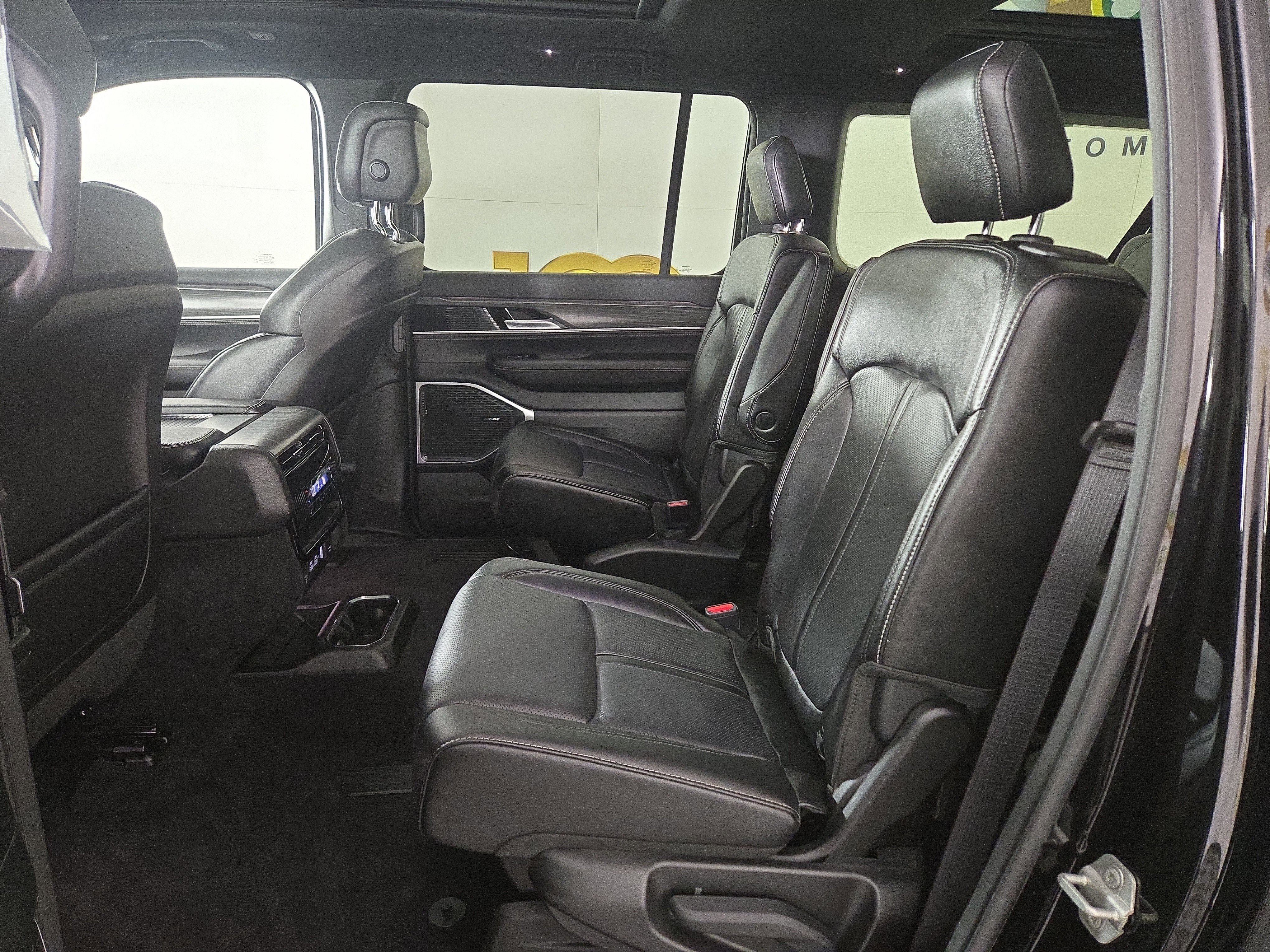 Used 2023 Jeep Wagoneer L Series II w/ Premium Group I image 13