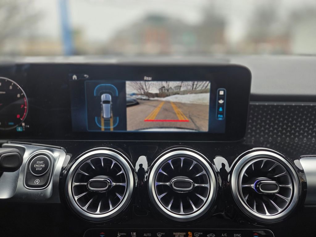 Used 2025 Mercedes-Benz GLB 250 4MATIC image 16
