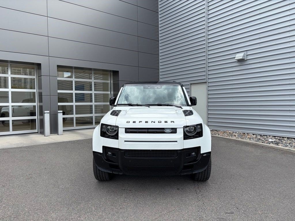 Used 2025 Land Rover Defender 110 X-Dynamic SE AWD/4WD image 2