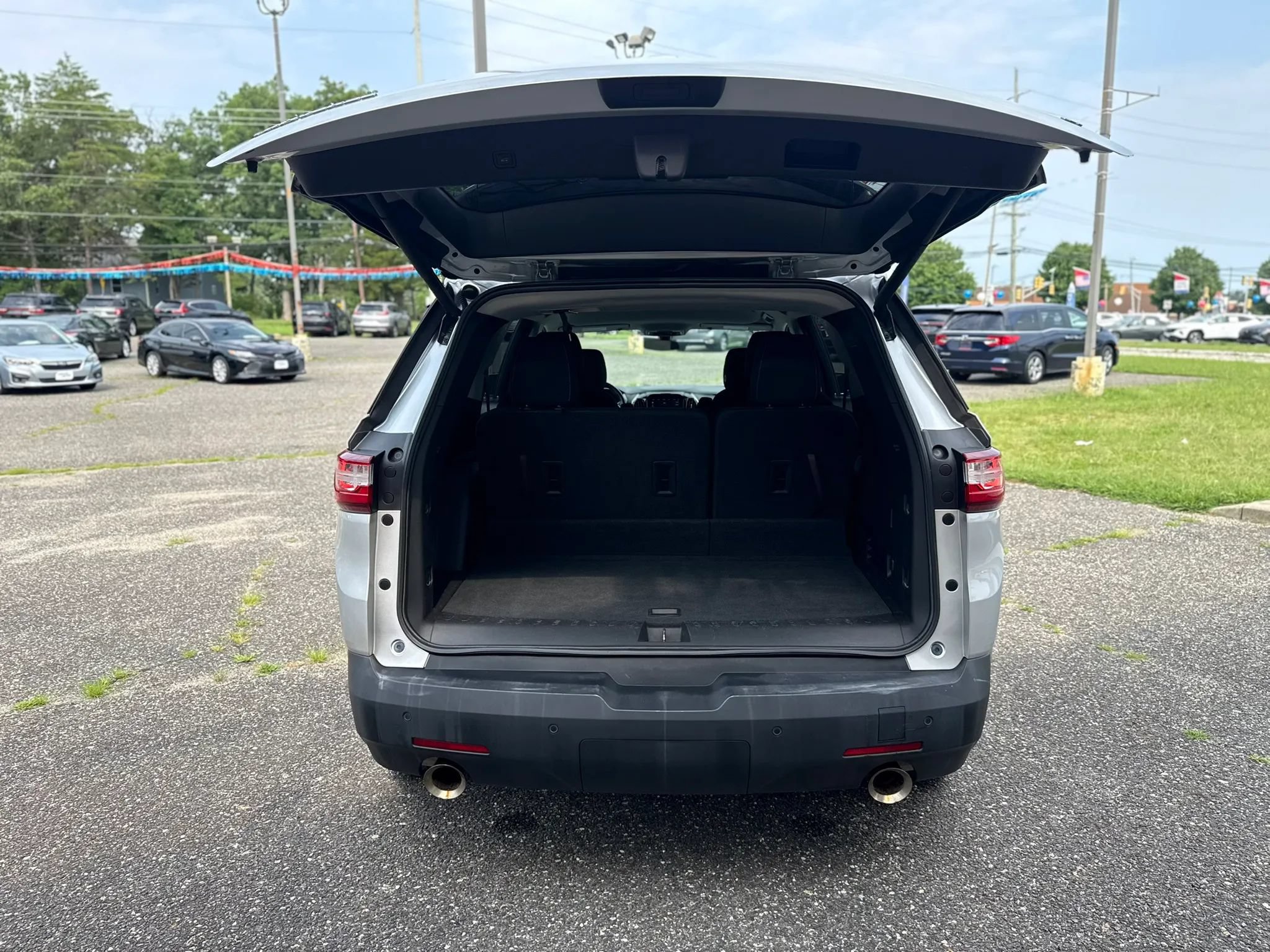 Used 2020 Chevrolet Traverse LT FWD image 16