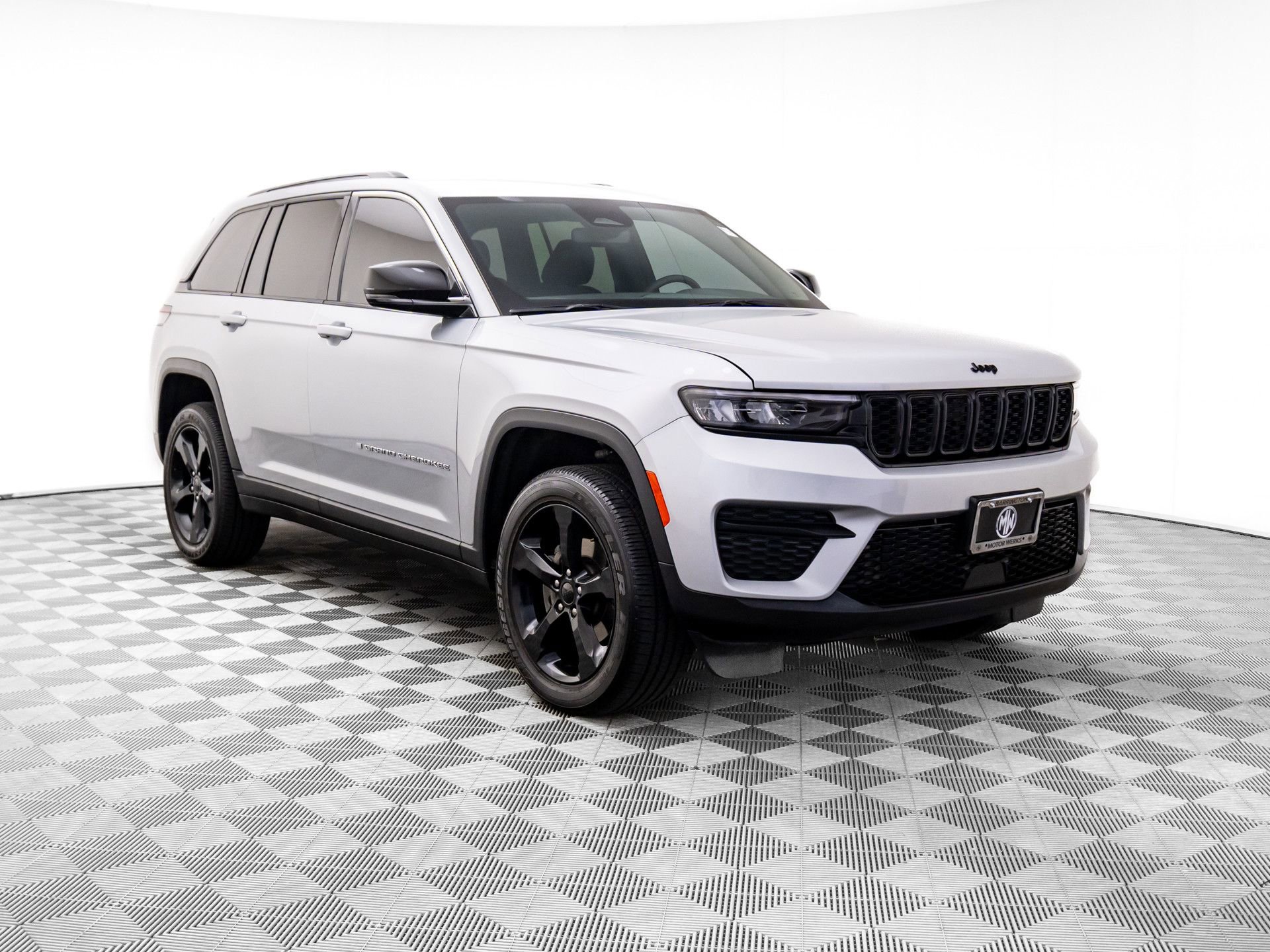 Used 2024 Jeep Grand Cherokee Altitude image 9