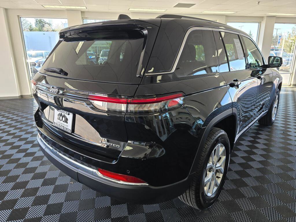 Used 2023 Jeep Grand Cherokee Limited w/ Trailer Tow Prep Group (B) image 3