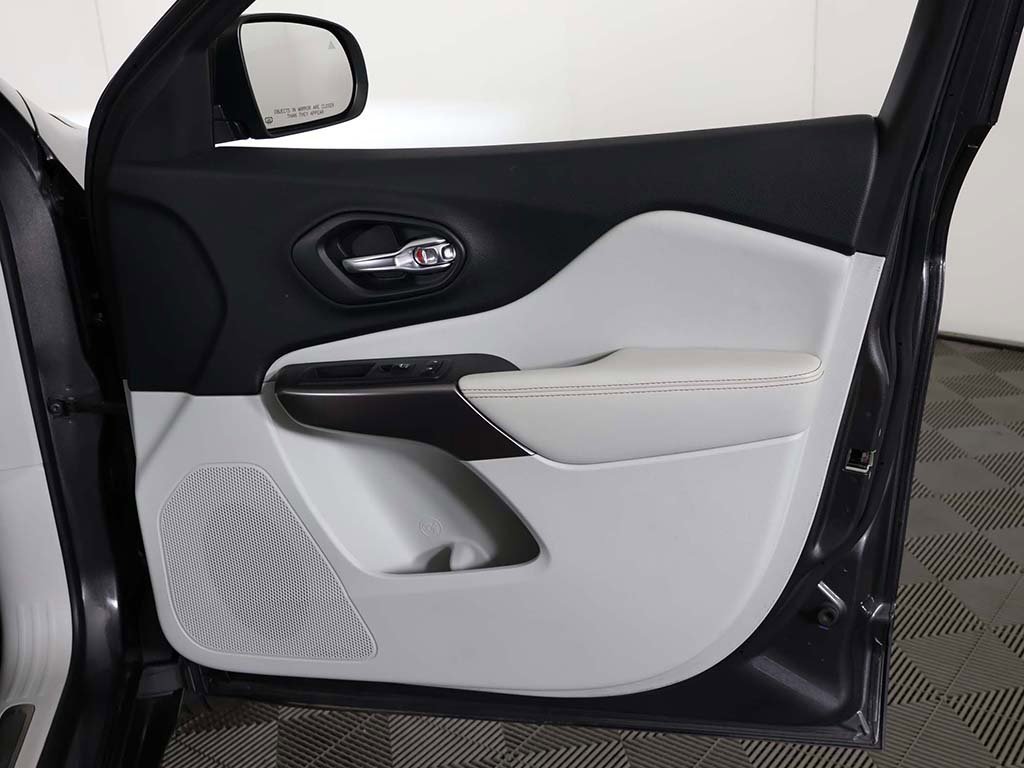 Used 2019 Jeep Cherokee Overland w/ Technology Group image 28