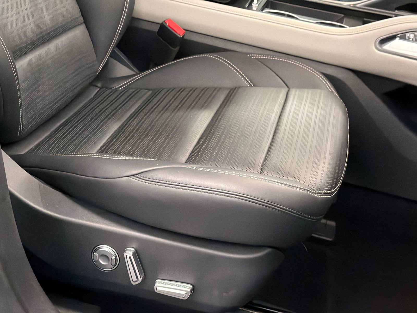 Used 2024 Lincoln Nautilus Reserve image 13