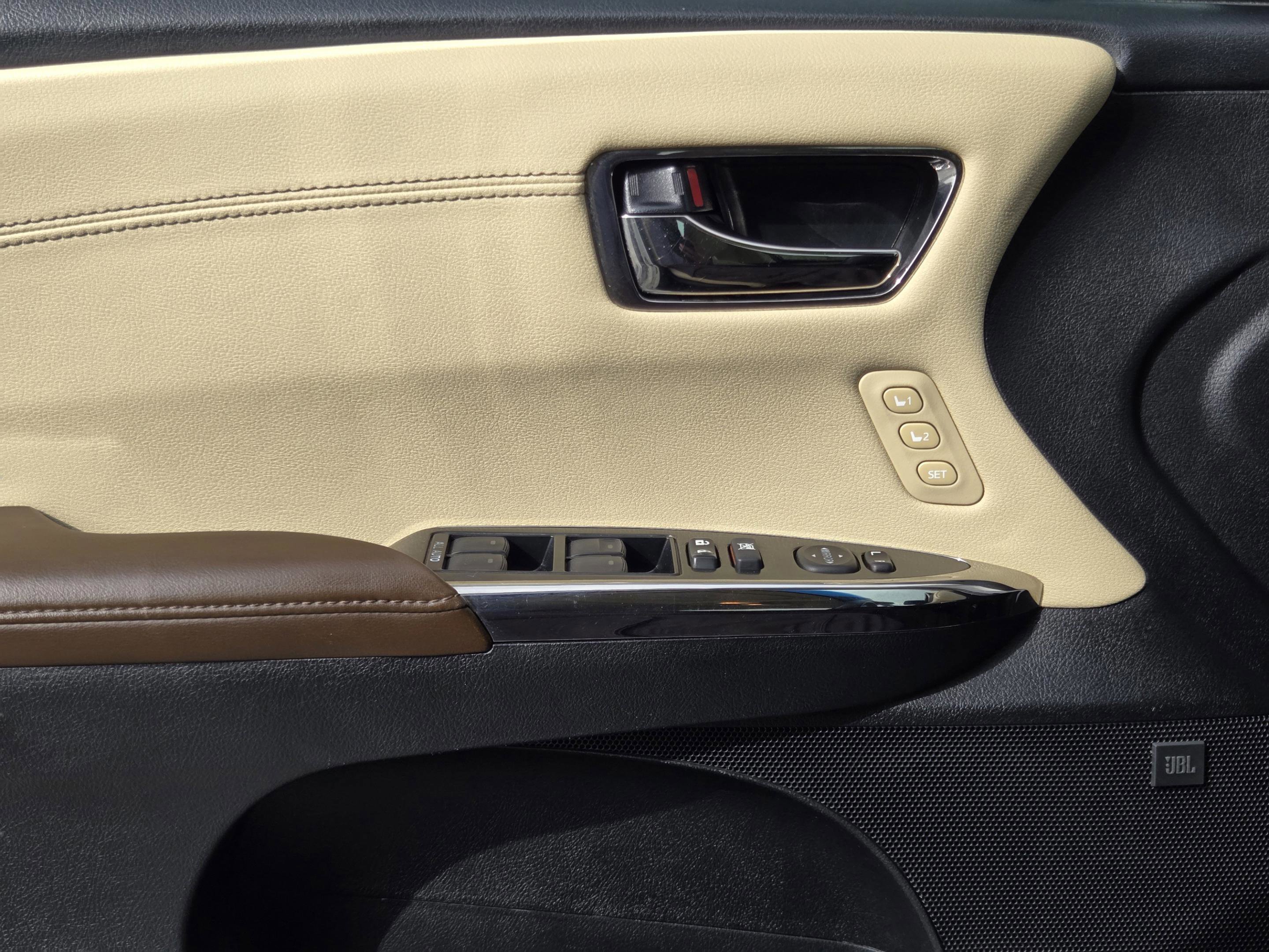 Used 2018 Toyota Avalon Limited FWD image 18