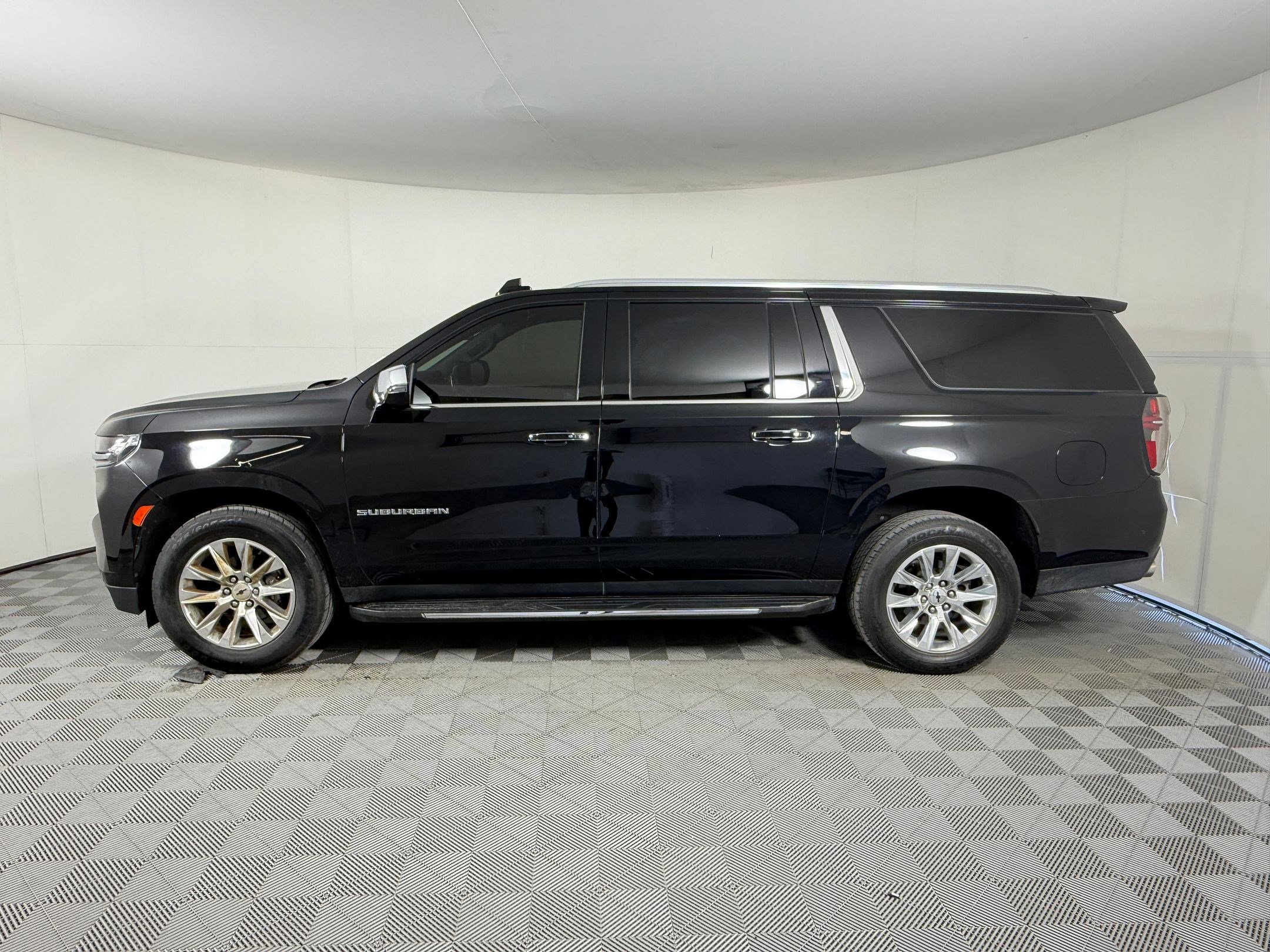 Used 2022 Chevrolet Suburban Premier AWD/4WD image 2