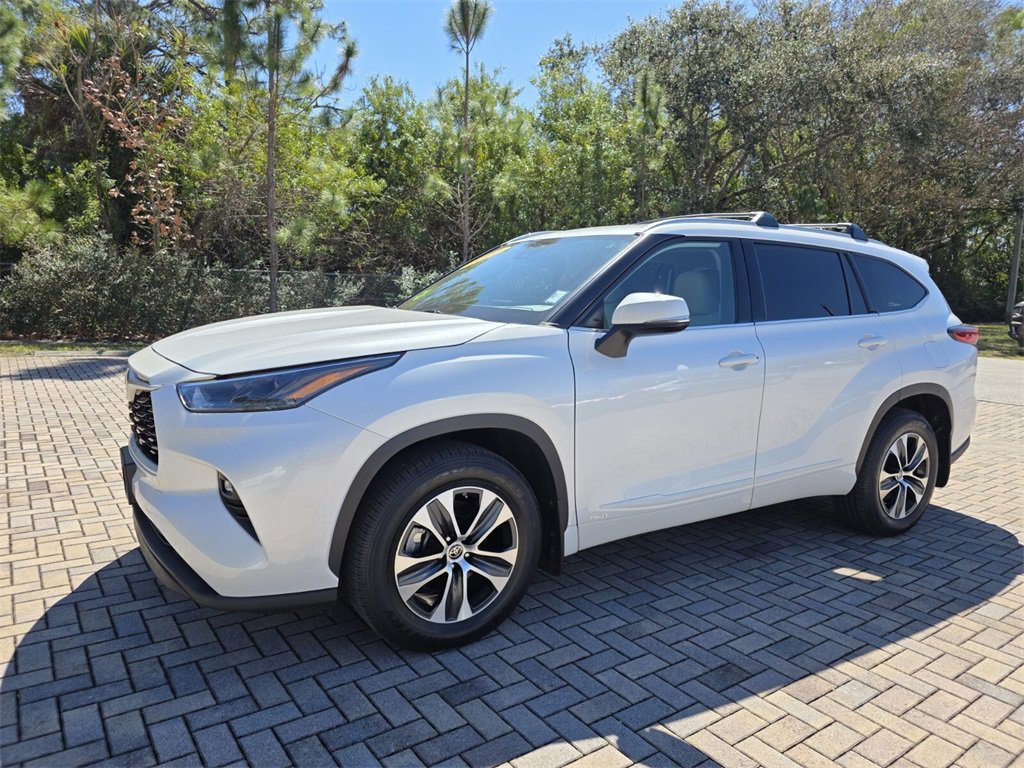 Certified 2022 Toyota Highlander XLE image 3